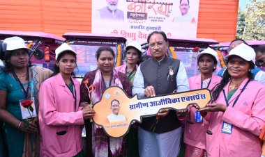 रायपुर : उज्ज्वला गैस, पिंक ई-रिक्शा और गार्बेज रिक्शा वितरण से आत्मनिर्भरता को मिला नया संबल