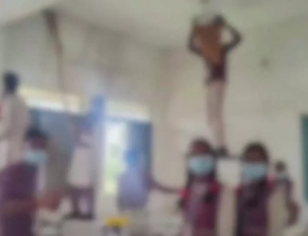 सूरजपुर: स्कूल में पढ़ाई या मजदूरी? बच्चों से पुताई का VIDEO वायरल, मचा बवाल!