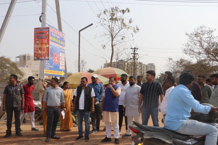 सड़क निर्माण की धीमि गति पर विधायक सुनील सोनी ने लगाई फटकार  समय सीमा में सड़क निर्माण हो - विधायक सुनील सोनी