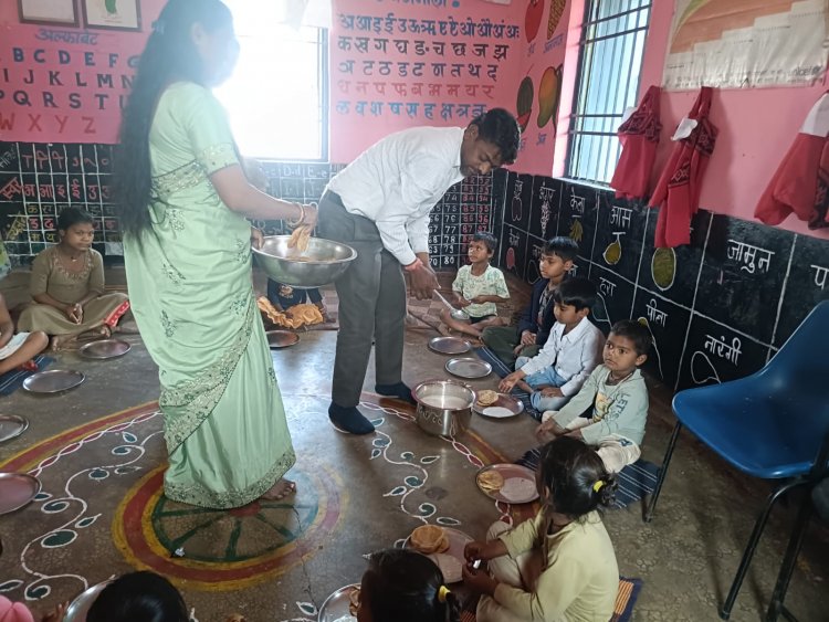 *"प्रोजेक्ट आओ बांटे खुशियां” से बच्चों के चेहरों पर खिली मुस्कान*  *जन्मदिन को सामाजिक सरोकार से जोड़ रहे शासकीय अधिकारी-कर्मचारी*