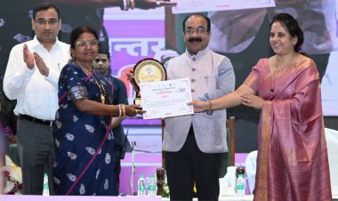 उप मुख्यमंत्री ने स्वच्छता, स्वावलंबन और सशक्तीकरण के लिए उत्कृष्ट कार्य करने वाली महिलाओं को किया सम्मानित