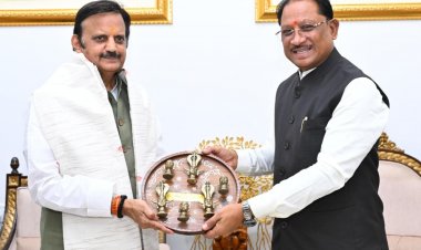 रायपुर : मुख्यमंत्री से मध्यप्रदेश के उपमुख्यमंत्री श्री राजेंद्र शुक्ला ने की सौजन्य मुलाकात