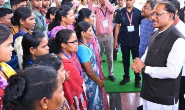 रायपुर : मुख्यधारा की ओर लौटता विश्वास : 140 आत्मसमर्पित नक्सलियों ने मुख्यमंत्री से की मुलाकात