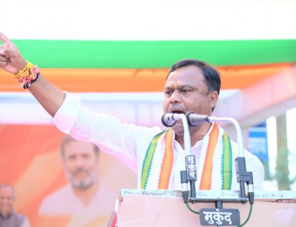 हजारों की संख्या में भारत माता चौक में एकत्रित होकर कांग्रेस जनों ने विधानसभा की ओर कूच किया।