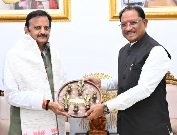 रायपुर : मुख्यमंत्री से मध्यप्रदेश के उपमुख्यमंत्री श्री राजेंद्र शुक्ला ने की सौजन्य मुलाकात