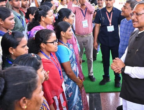 रायपुर : मुख्यधारा की ओर लौटता विश्वास : 140 आत्मसमर्पित नक्सलियों ने मुख्यमंत्री से की मुलाकात