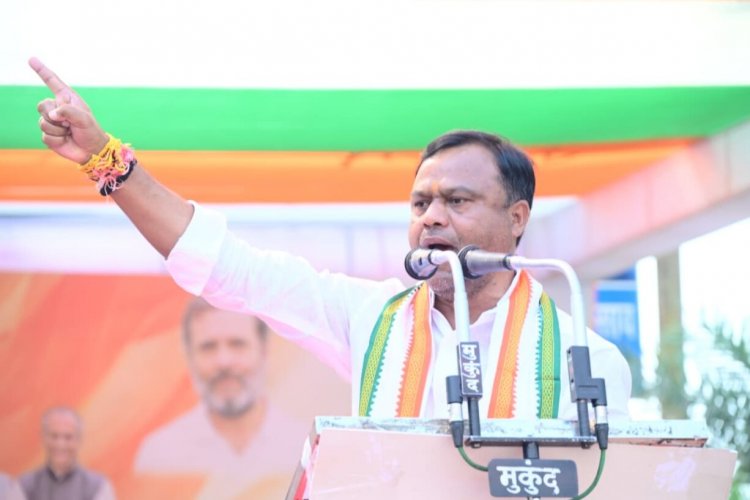 हजारों की संख्या में भारत माता चौक में एकत्रित होकर कांग्रेस जनों ने विधानसभा की ओर कूच किया।