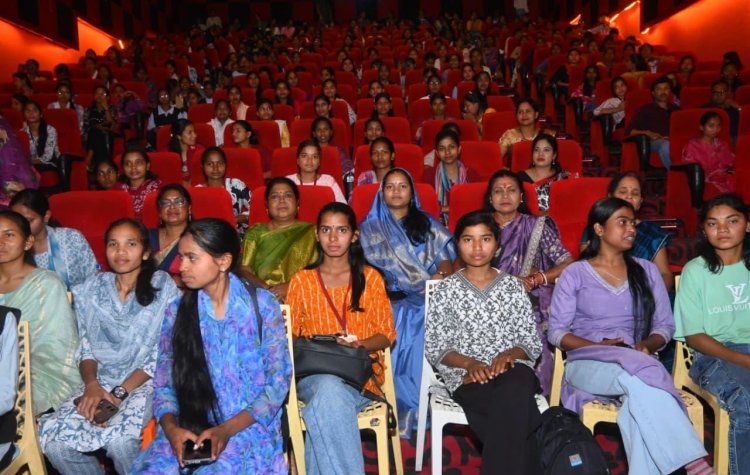 मंत्री श्रीमती लक्ष्मी राजवाड़े ने 600 छात्राओं को दिखाई द केरल स्टोरी 2