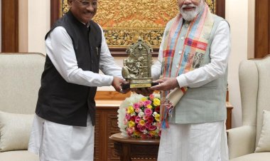 प्रभु श्रीराम के आदर्शों से प्रेरित छत्तीसगढ़ : मुख्यमंत्री श्री साय ने प्रधानमंत्री श्री नरेंद्र मोदी को बेल मेटल निर्मित ‘माता कौशल्या के राम’ कलाकृति की भेंट