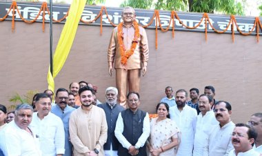 मुख्यमंत्री श्री विष्णु देव साय ने अम्बिकापुर में भटगांव विधानसभा के पूर्व विधायक पंडित रविशंकर त्रिपाठी की प्रतिमा का किया अनावरण
