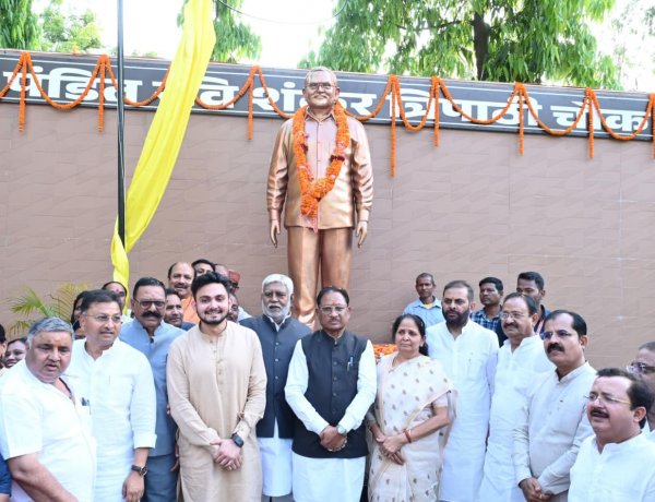 मुख्यमंत्री श्री विष्णु देव साय ने अम्बिकापुर में भटगांव विधानसभा के पूर्व विधायक पंडित रविशंकर त्रिपाठी की प्रतिमा का किया अनावरण