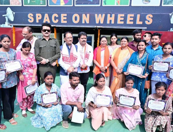 स्पेस ऑन व्हील्स' बना जशपुर के बच्चों के लिए अंतरिक्ष ज्ञान का चलता-फिरता विद्यालय