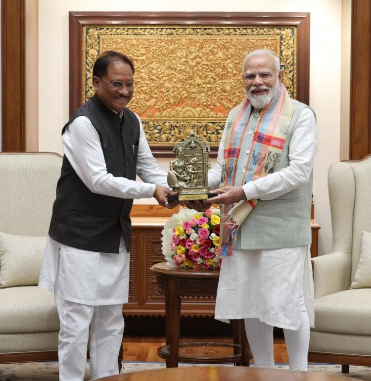 प्रभु श्रीराम के आदर्शों से प्रेरित छत्तीसगढ़ : मुख्यमंत्री श्री साय ने प्रधानमंत्री श्री नरेंद्र मोदी को बेल मेटल निर्मित ‘माता कौशल्या के राम’ कलाकृति की भेंट