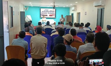 *दक्षिण पूर्व मध्य रेलवे रायपुर रेल मंडल में ट्रेनों के सुरक्षित परिचालन को लेकर दल्लीराजहरा स्टेशन में संरक्षा सेमिनार का आयोजन किया गया।*  रायपुर- 13 मई 2026    दिनांक 13 मई 2026 को दक्षिण पूर्व मध्य रेलवे रायपुर रेल मंडल के संरक्षा विभाग  द्वारा ट्रेनों के सुरक्षित परिचालन हेतु परिचालन, विद्युत परिचालन , सिगनल एवं दूरसंचार तथा इंजीनियरिंग विभाग के कर्मचारियों के साथ दल्लीराजहरा स्टेशन में संरक्षा संगोष्ठी का आयोजन किया गया