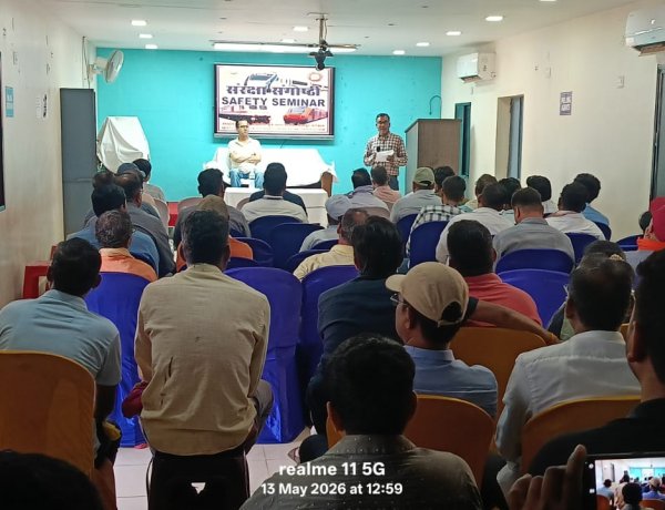*दक्षिण पूर्व मध्य रेलवे रायपुर रेल मंडल में ट्रेनों के सुरक्षित परिचालन को लेकर दल्लीराजहरा स्टेशन में संरक्षा सेमिनार का आयोजन किया गया।*  रायपुर- 13 मई 2026    दिनांक 13 मई 2026 को दक्षिण पूर्व मध्य रेलवे रायपुर रेल मंडल के संरक्षा विभाग  द्वारा ट्रेनों के सुरक्षित परिचालन हेतु परिचालन, विद्युत परिचालन , सिगनल एवं दूरसंचार तथा इंजीनियरिंग विभाग के कर्मचारियों के साथ दल्लीराजहरा स्टेशन में संरक्षा संगोष्ठी का आयोजन किया गया