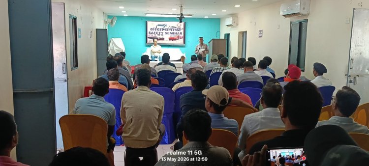 *दक्षिण पूर्व मध्य रेलवे रायपुर रेल मंडल में ट्रेनों के सुरक्षित परिचालन को लेकर दल्लीराजहरा स्टेशन में संरक्षा सेमिनार का आयोजन किया गया।*  रायपुर- 13 मई 2026    दिनांक 13 मई 2026 को दक्षिण पूर्व मध्य रेलवे रायपुर रेल मंडल के संरक्षा विभाग  द्वारा ट्रेनों के सुरक्षित परिचालन हेतु परिचालन, विद्युत परिचालन , सिगनल एवं दूरसंचार तथा इंजीनियरिंग विभाग के कर्मचारियों के साथ दल्लीराजहरा स्टेशन में संरक्षा संगोष्ठी का आयोजन किया गया