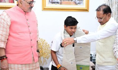 श्रीलंका दौरे के लिए भारतीय अंडर-19 महिला क्रिकेट टीम की उपकप्तान बनीं महक नरवासे : मुख्यमंत्री श्री विष्णु देव साय ने किया सम्मानित