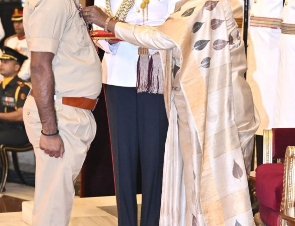 वित्त मंत्री श्री ओपी चौधरी ने शौर्य चक्र से सम्मानित छत्तीसगढ़ पुलिस के जांबाज अधिकारियों को दी बधाई