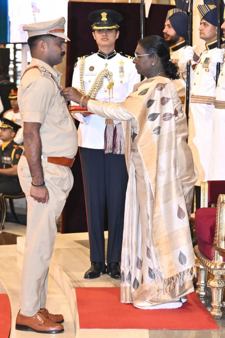 वित्त मंत्री श्री ओपी चौधरी ने शौर्य चक्र से सम्मानित छत्तीसगढ़ पुलिस के जांबाज अधिकारियों को दी बधाई