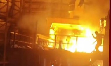 स्टील प्लांट में 1600 डिग्री के पिघले लोहे का कहर, आग की लपटों में घिरा ठेकेदार सीढ़ियों से भागता दिखा; इलाज के दौरान दर्दनाक मौत