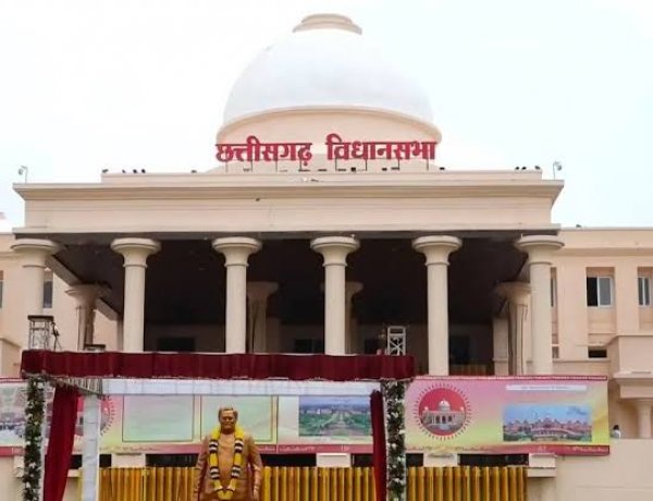 CG News: छत्तीसगढ़ विधानसभा में बड़ा बदलाव, विधायकों की टेबल पर लगेंगे टैबलेट, मोबाइल पर मिलेगी बजट और प्रश्नोत्तर की जानकारी