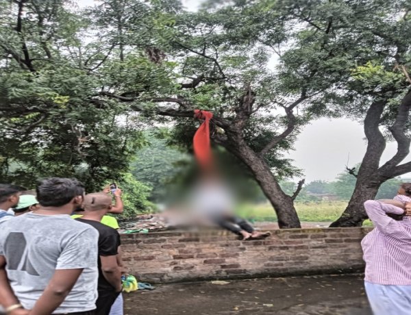 Kanker News: रात में बिना बताए घर से निकला 21 वर्षीय युवक, दोपहर पेड़ पर फंदे से लटका मिला शव