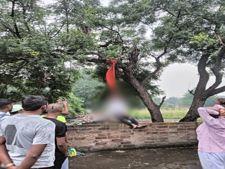 Kanker News: रात में बिना बताए घर से निकला 21 वर्षीय युवक, दोपहर पेड़ पर फंदे से लटका मिला शव